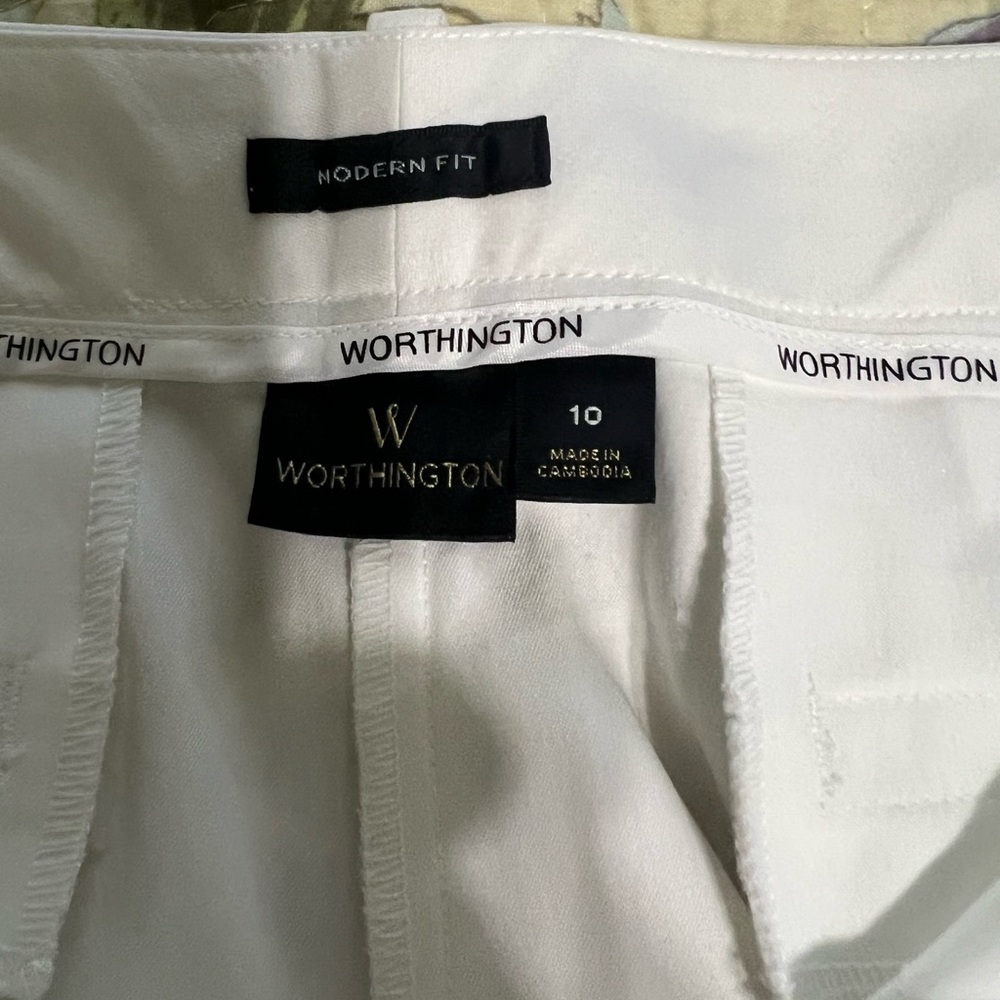 Ladies size 10 white shorts - Picture 2 of 3